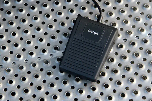 Interrupteuer au pied pour tourner le panier