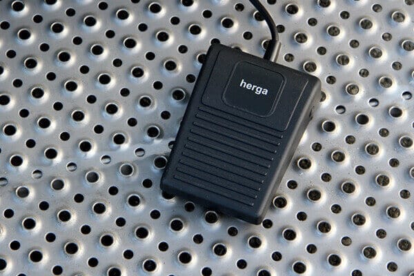 Interrupteuer au pied pour tourner le panier